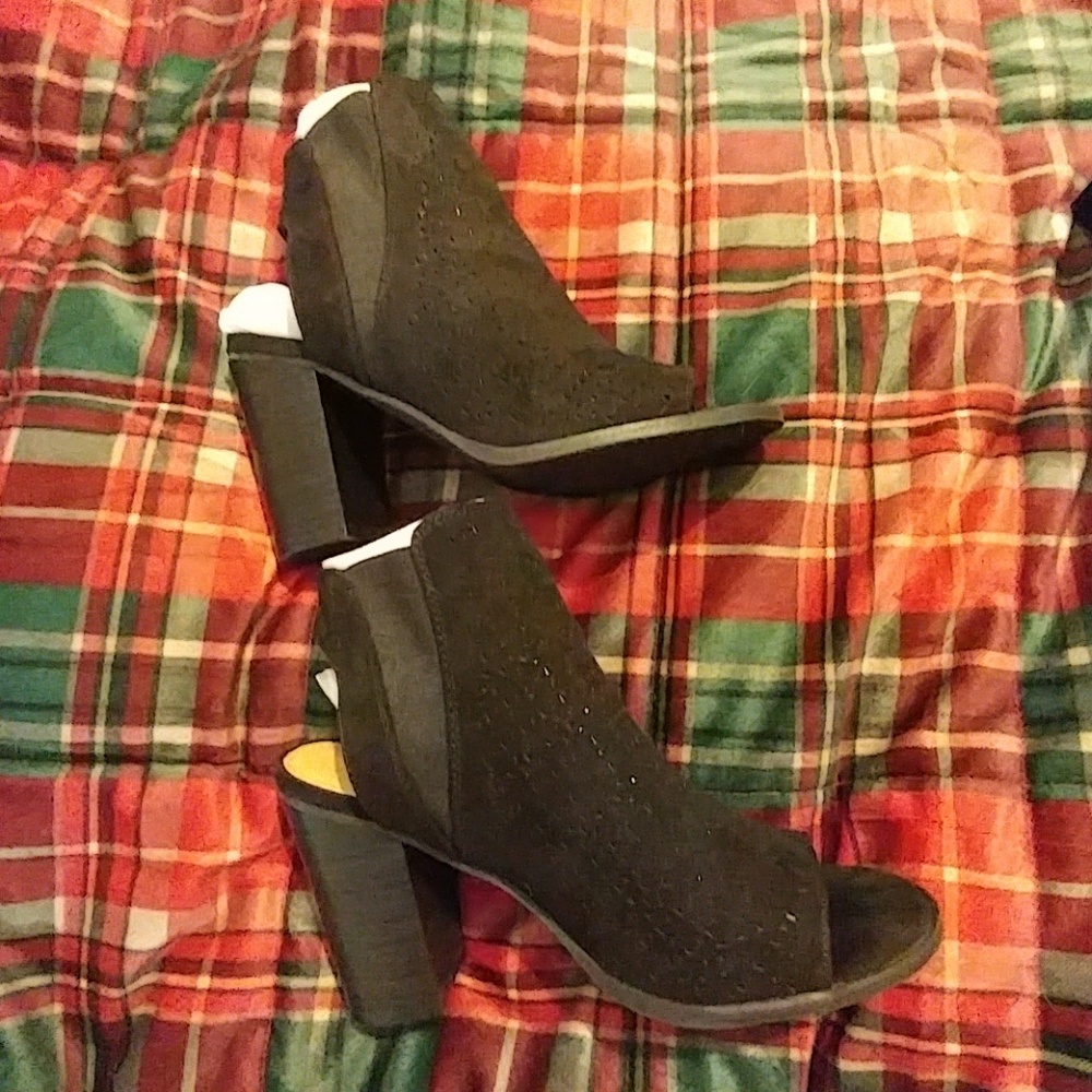 2 PAIR OF NEW DIRECTION BLACK&TAUPE